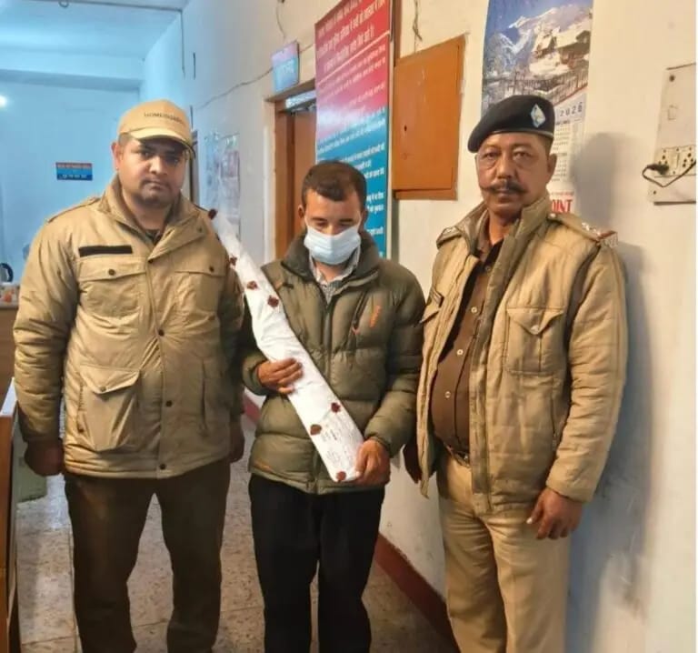 हल्द्वानी में 'ऑपरेशन क्रैकडाउन' का धमाका: टनकपुर रोड के होटल में छिपे चमोली के युवक को पुलिस ने दबोचा, कमरे से मिली 12 बोर की बंदूक और कारतूस